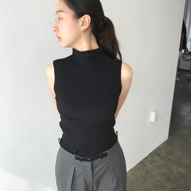 플리츠 터틀넥 슬리브리스