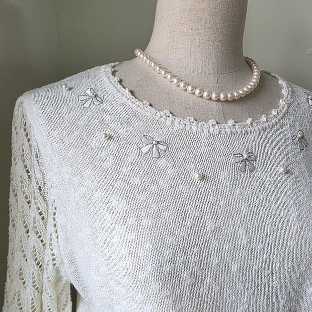 아이보리 리본 장식 크로쉐 소매 라운드 니트