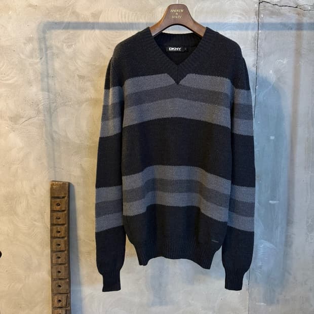 DKNY 브이넥 니트 105