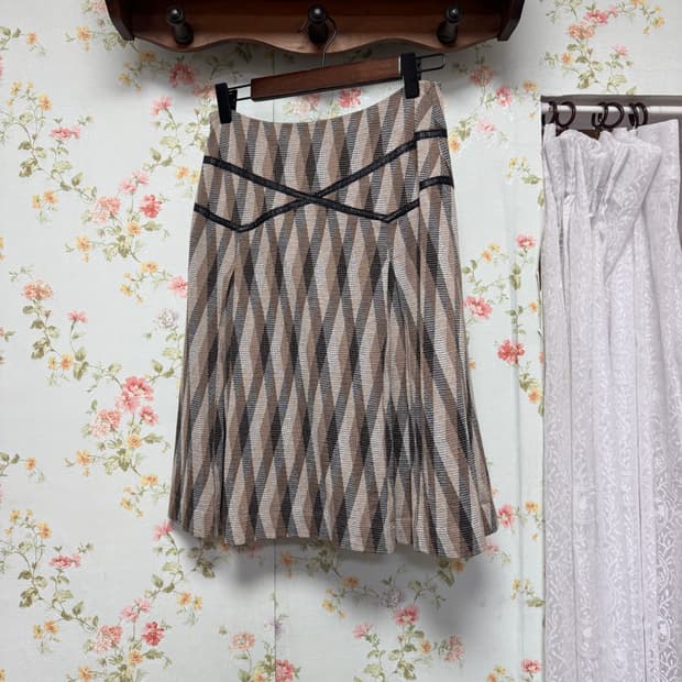 다이아패턴 미디 스커트