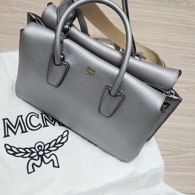 MCM 밀라 숄더 도트백 실버