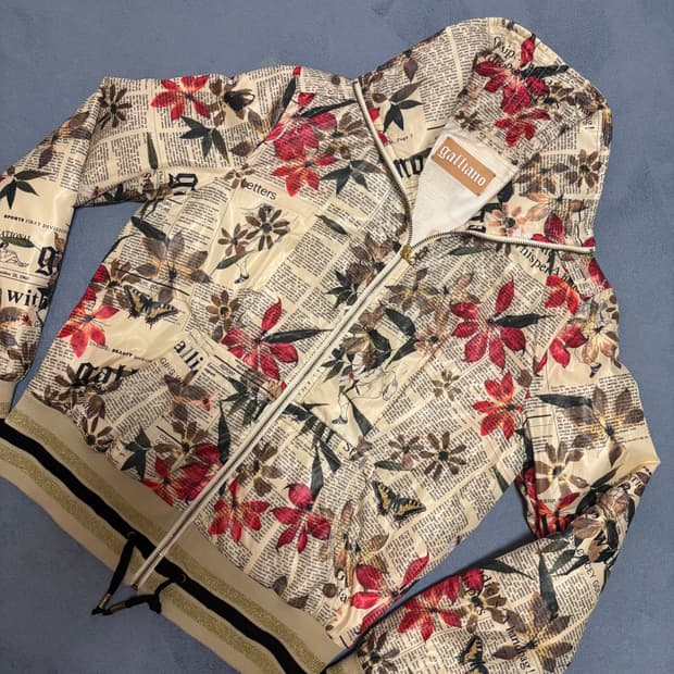 존갈리아노 플로럴 뉴스페이퍼 패딩 집업