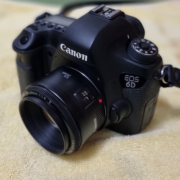 캐논 디지털 카메라 EOS 6D + 50mm 1.8 렌즈 팝니다.