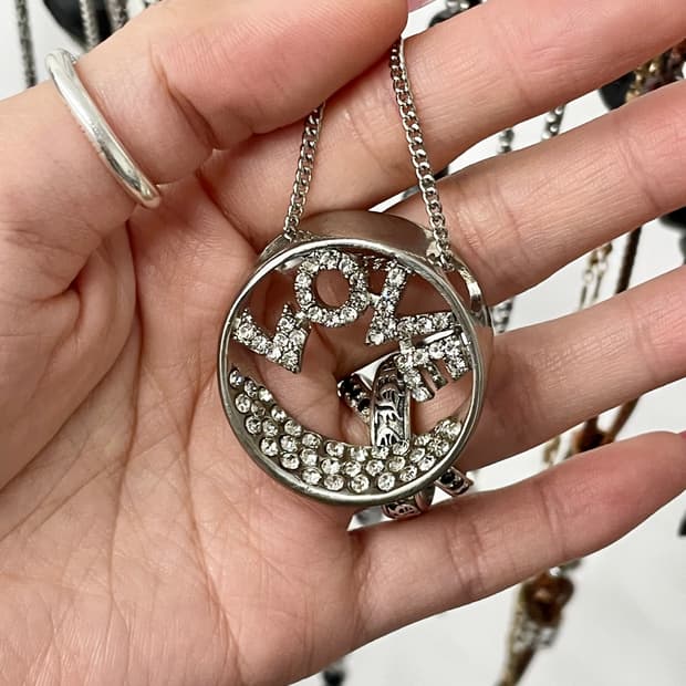 LOVE 큐빅 레터링 롱 네크리스