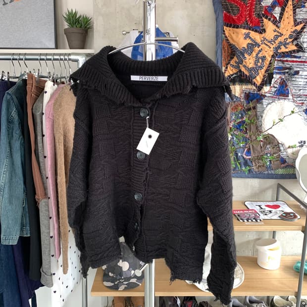 Perverze 퍼버즈 하이넥 카라 데미지 니트 가디건