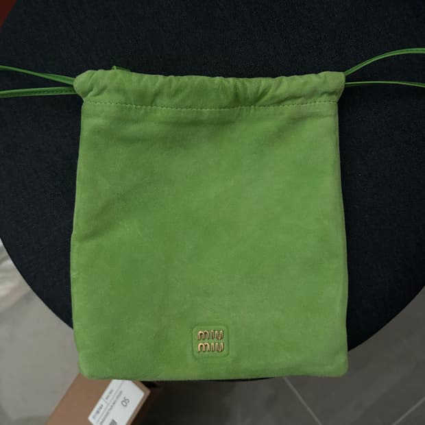 미우미우 스웨이드 파우치백