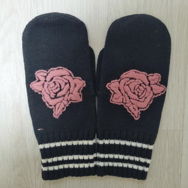 타미힐피거 장미 자수 벙어리 니트 장갑
