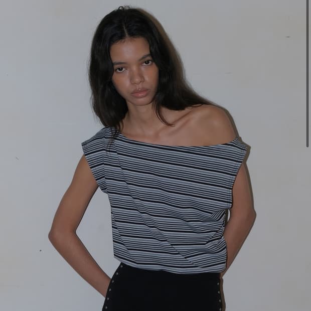 폴리수엠 STRIPE ONE-SHOULDER TOP, BLACK