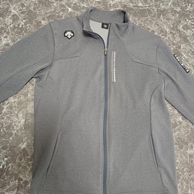 데상트 트레이닝 집업 L