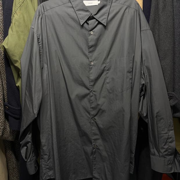 그라프페이퍼 브로드 오버사이즈 레귤러 카라 셔츠 1 사이즈 판매합니다.