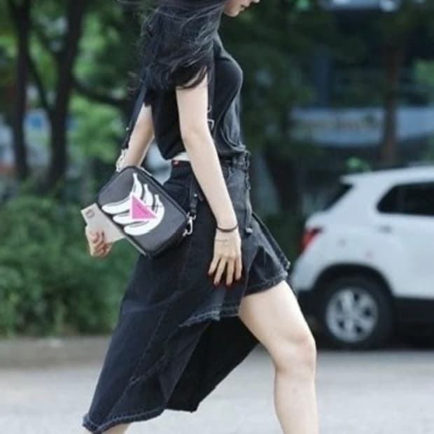 오프화이트 손나은 러플 데님 스커트(40)