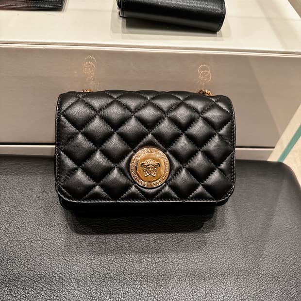 (정품/새상품) VERSACE 베르사체 여성 블랙 램스킨 퀼팅 크로스백 