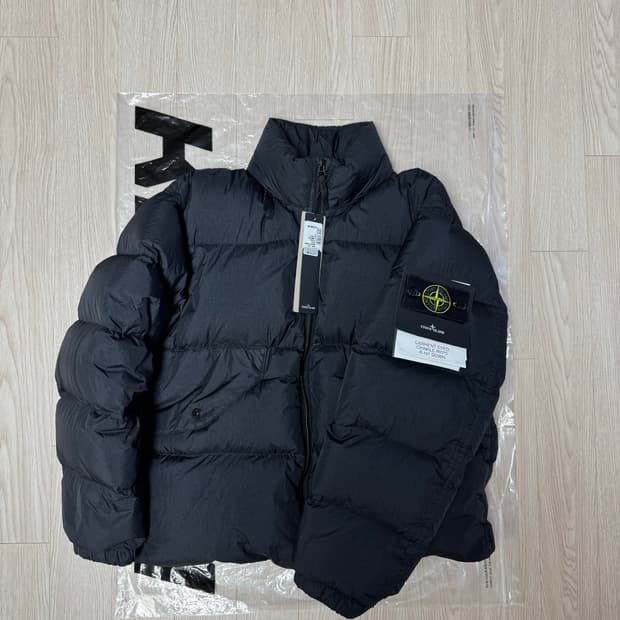 FW23 StoneIsland Crinkle Reps puffer