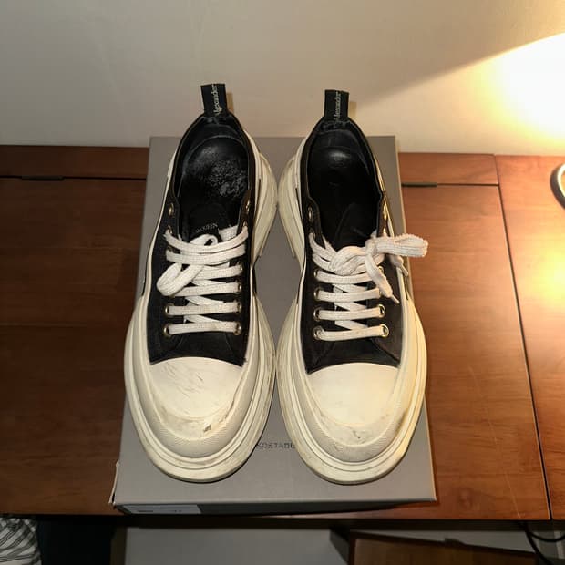 알렉산더 맥퀸 트레드 슬릭 레이스 업 스니커즈 블랙 화이트