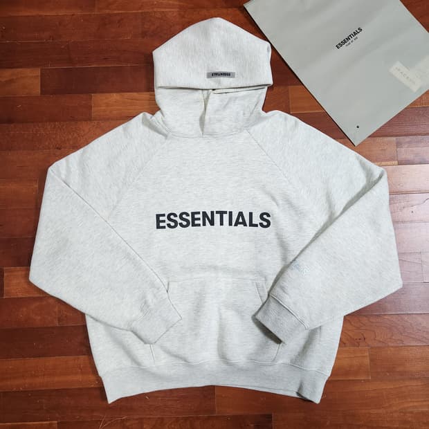 피어오브갓 에센셜 3D 실리콘 앞로고 아플리케 풀오버 후드 오트밀