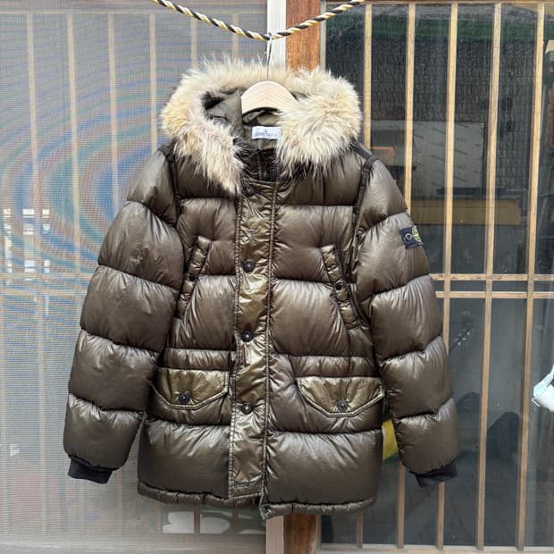 스톤아일랜드 코요테 털(탈부착) 후드 다크 올리브 워싱 푸퍼 자켓