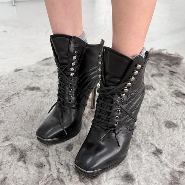 미우미우 실버 플레이트 스티칭 레더 부츠