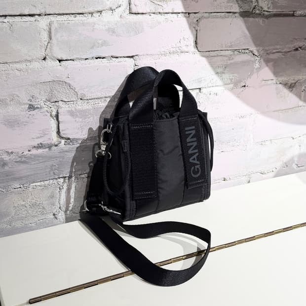 가니 블랙 24ss 로고 스트랩 미니 테크 토트백