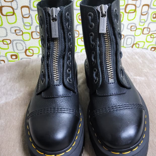 닥터마틴 8홀 싱클레어 맥스240 부츠