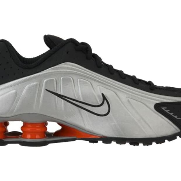 나이키 샥스 r4 블랙 앤 메탈릭 실버 245