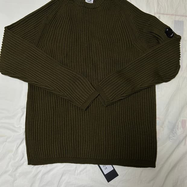 CP Company 메리노울 니트 52(105) 판매합니다.