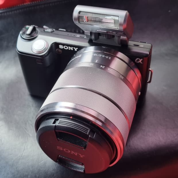 소니 미러리스 카메라 nex-5 와 줌렌즈 팝니다.