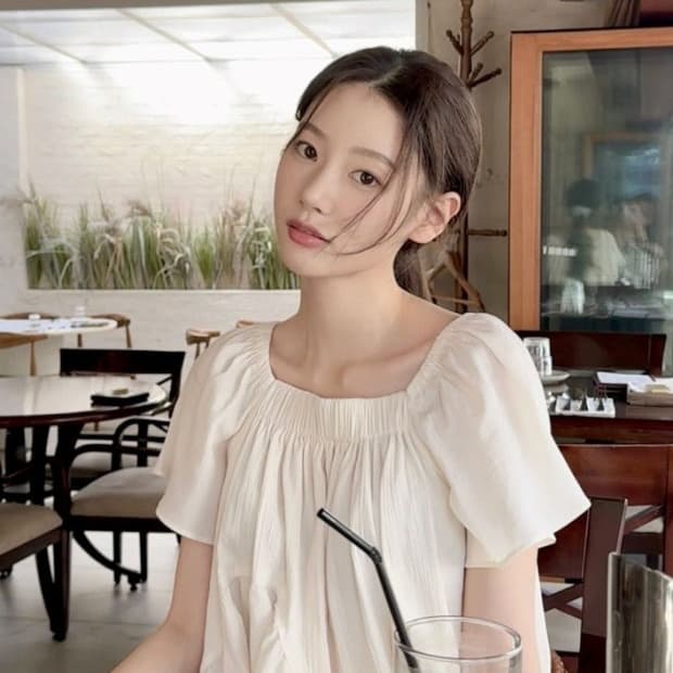 킨더살몬 스퀘어넥 러플 블라우스 환승연애 유정