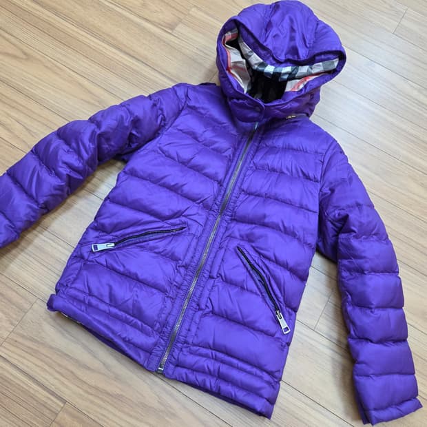 버버리 칠드런 여아 패딩 10Y(140) 사이즈입니다. 보라색이라서 얼굴