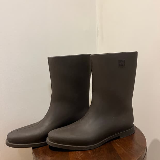 Toteme 래인부츠(브라운)