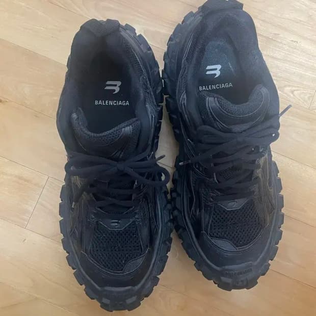 발렌시아가 디펜더 블랙 42size 극미중고