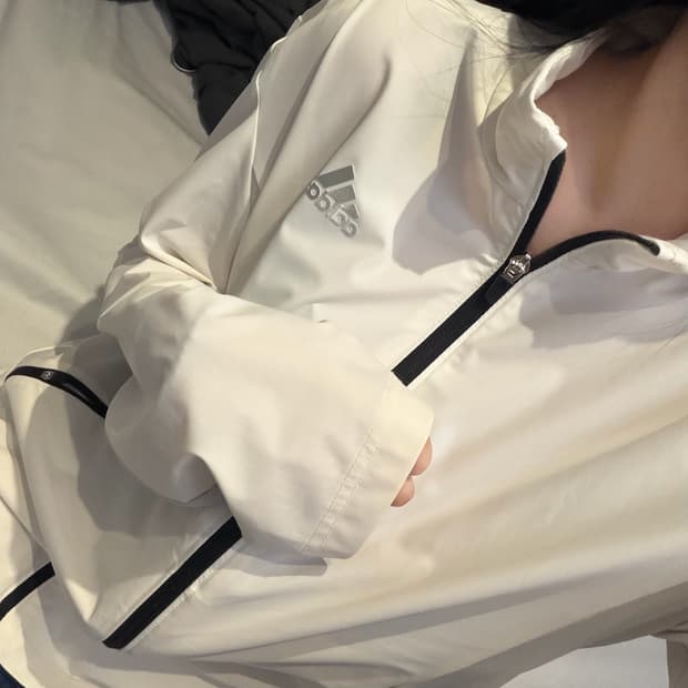 아디다스 화이트 실버 바람막이