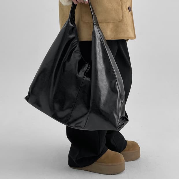 블랙업 오이셍 에나멜 빅 숄더백