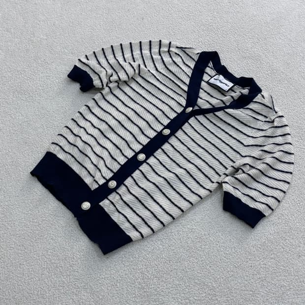 55 칼라거펠트 스트라이프 반팔 가디건 0323E