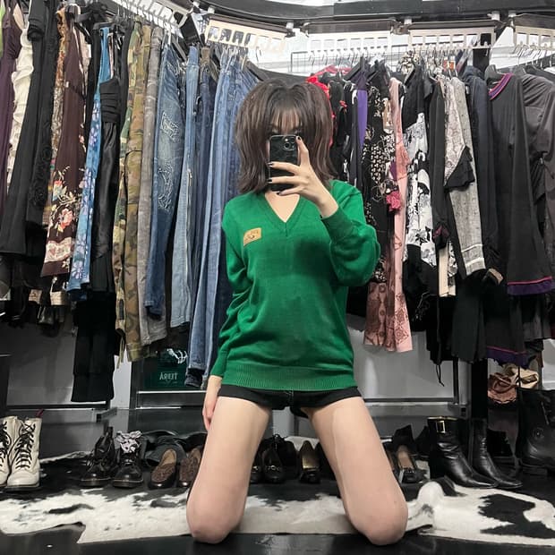V넥 프린팅 니트