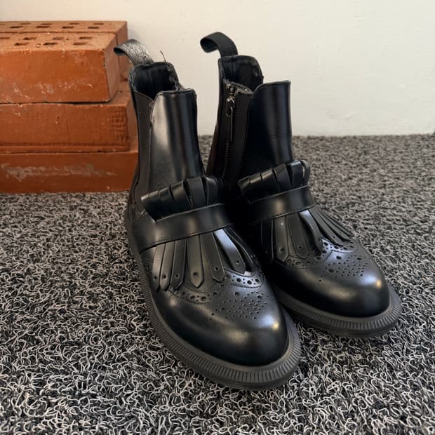 닥터마틴 티나(TINA) 블랙 첼시 부츠 - 브로그 스타일