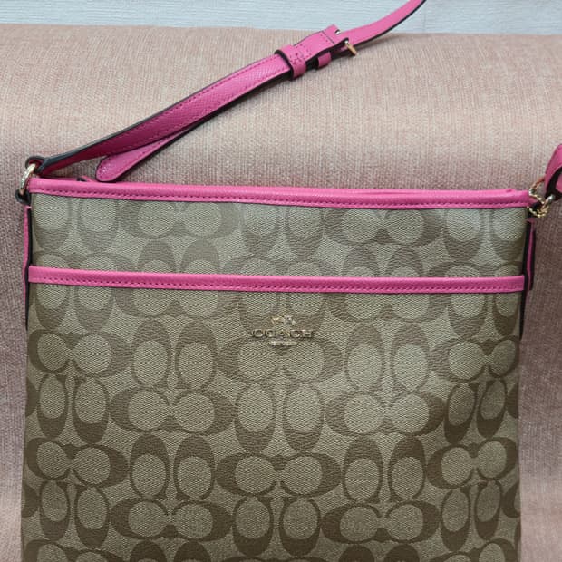 코치 시그니처 크로스백 브라운/핑크