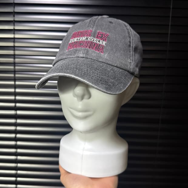 데우스 엑스마키나 워싱 데님 그레이 차콜 핑크 자수 로고 볼캡 트러커