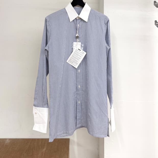 메종 마르지엘라 블루 스트립드 화이트칼라 셔츠