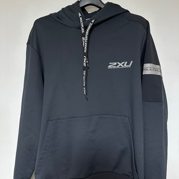 2XU 블랙 후드티