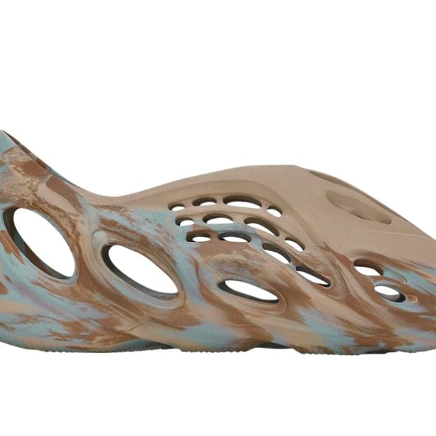 아디다스 이지 폼 러너 믹스 샌드 그레이