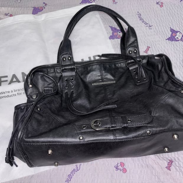 팬시클럽 벨티드 워싱 레더백 블랙