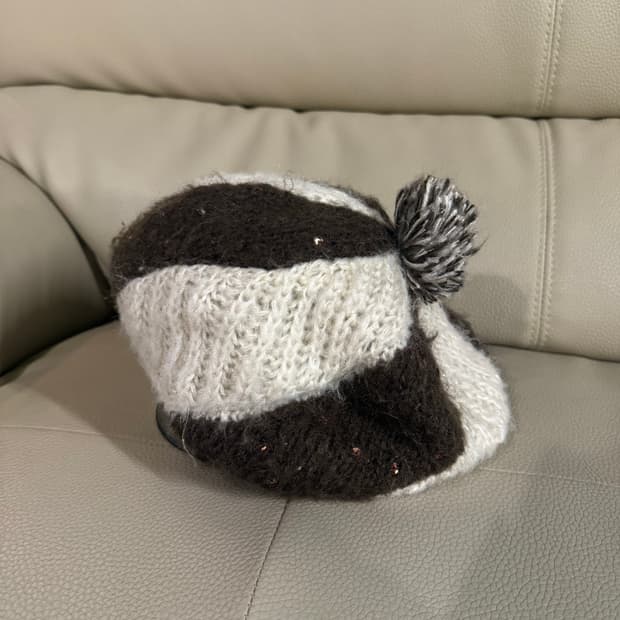 Chocolate & vanilla mix knit beret