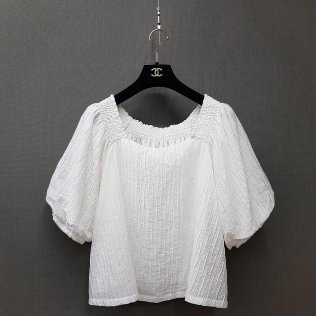 클럽모나코 2025스모크 밴딩 퍼프 슬리브 블라우스 S사이즈