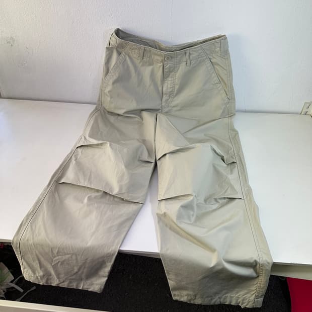 30-31 유니클로 아이보리 세미와이드 파라슈트팬츠