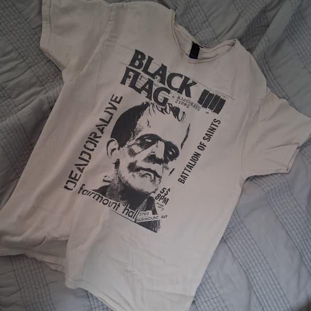 이거걍 제가 립자르고 커피로 염색한 티셔츤데