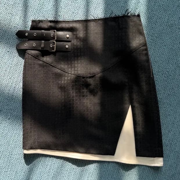 Dared 데어드 버클 벨트 스커트