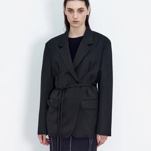 인사일런스 우먼 스트랩 블레이저 블랙