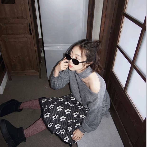 김아홉 꽃무늬 겉기모 검정/블랙 스커트 치마