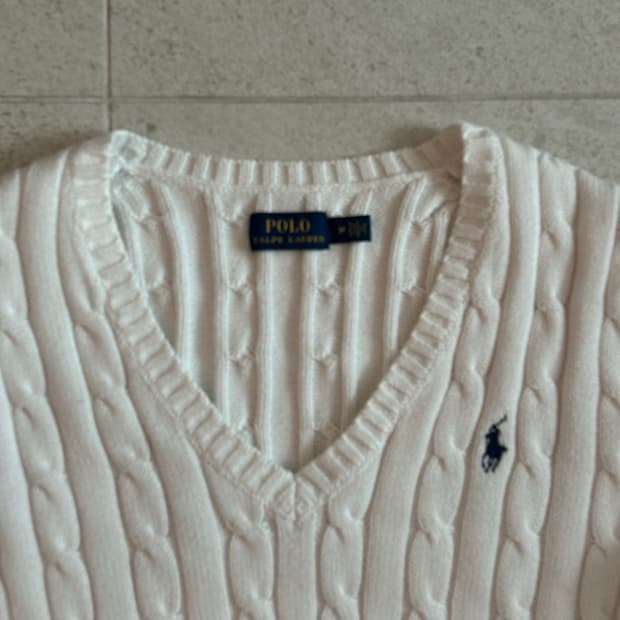 [드라이완]폴로 화이트 브이넥 꽈배기 니트 