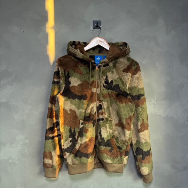 아디다스 파이어버드 빅로고 카모 쉐르파 플리스